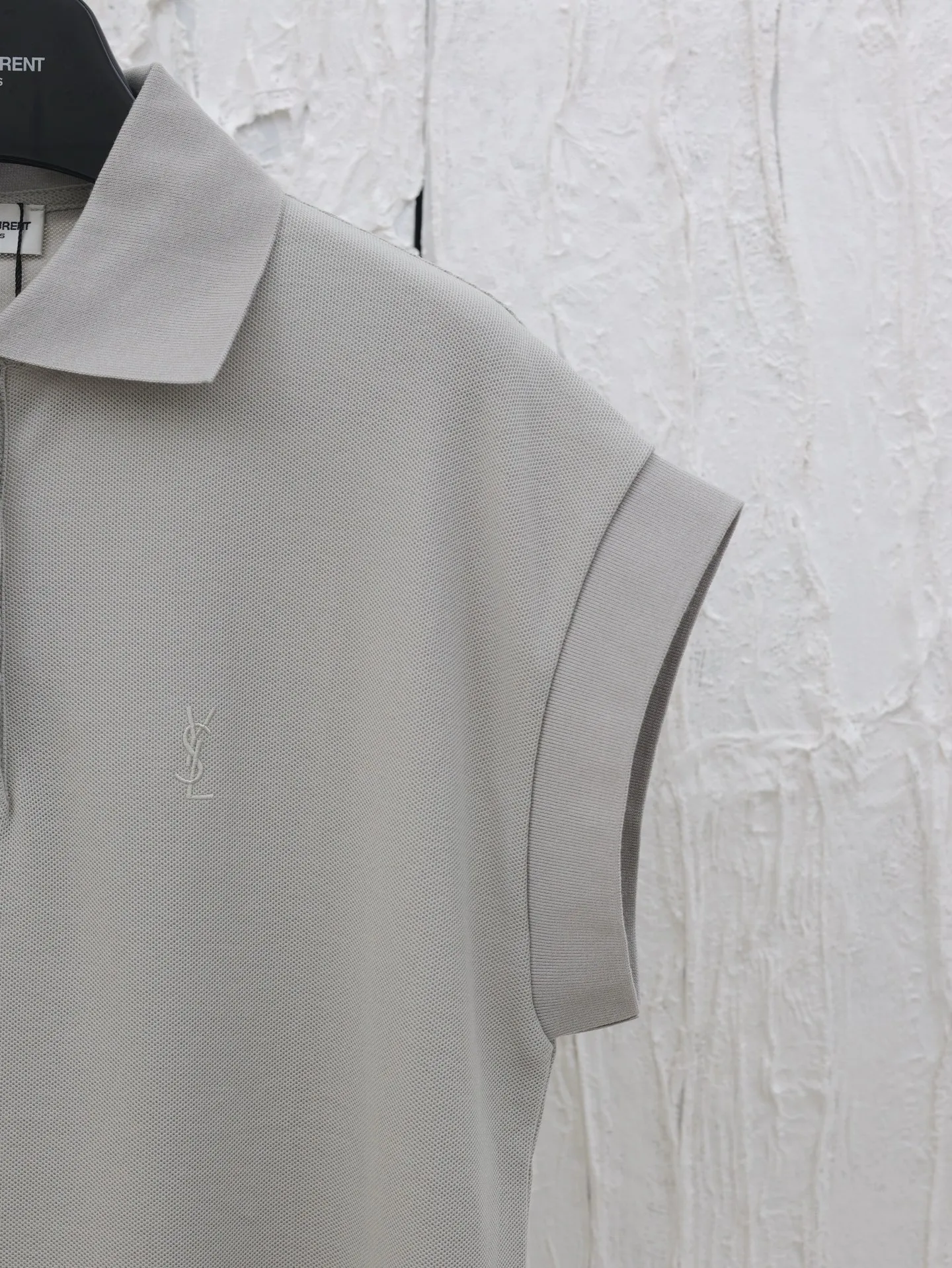 P270 Saint Lauren*/Saint Laurent's new YSL logo embroidered POLO shirt. Customized pique fabric, 98 cotton 2 spandex, weight 270 grams. Imported machine embroidery technology, using advanced computer control system and precision mechanical components. The overall wiring is straight and delicate, and the fabric is comfortable and soft. The color is consistent and has no color difference. It can be matched with the same style to create a fashionable look. It can handle various occasions, customized accessories, and three complete sizes. Size: S/M/L
